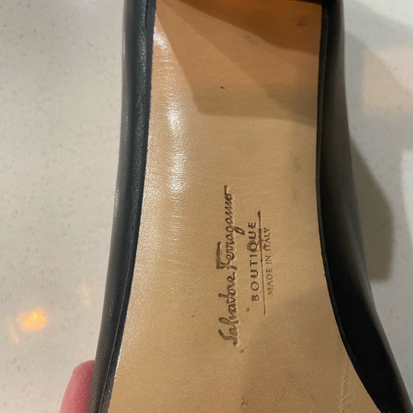 Salvatore Ferragamo Black Pumps EUC Size 8B - Picture 4 of 11